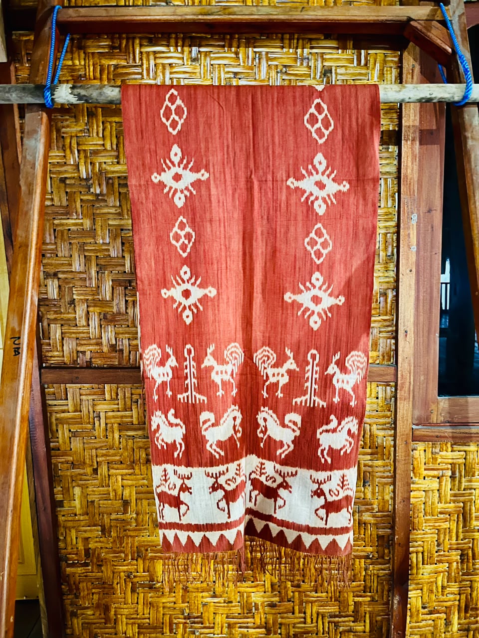 Kain Kombu Motif Ayam, Kuda, dan Rusa