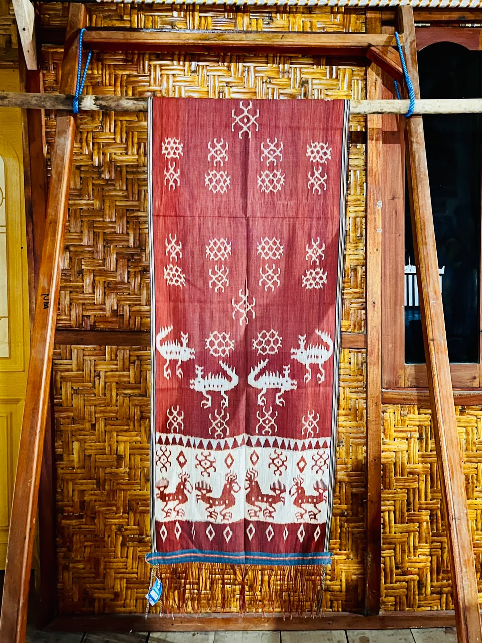 Kain Kombu Motif Buaya dan Kakatua
