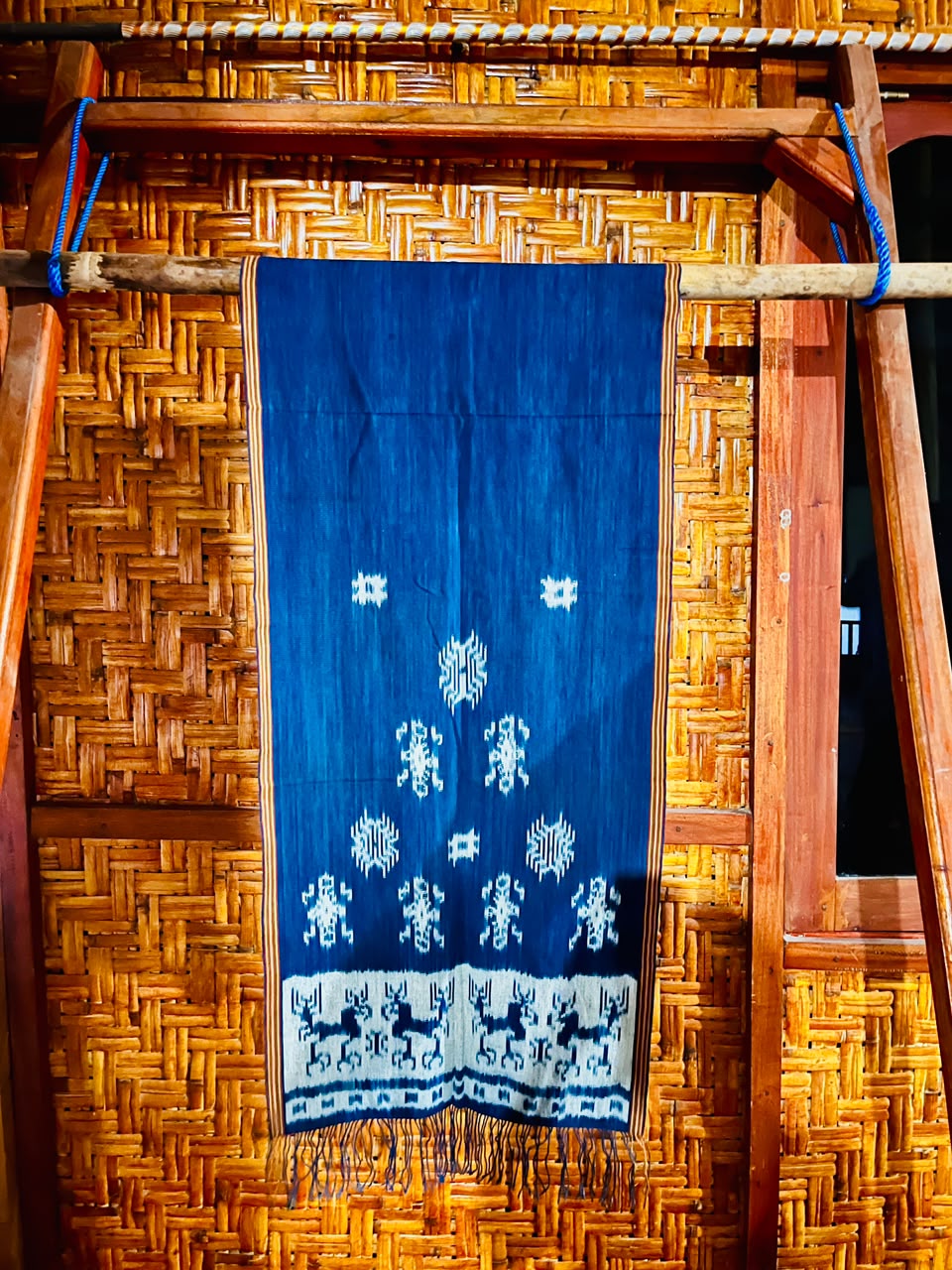 Kain Kawuru Motif Kakatua