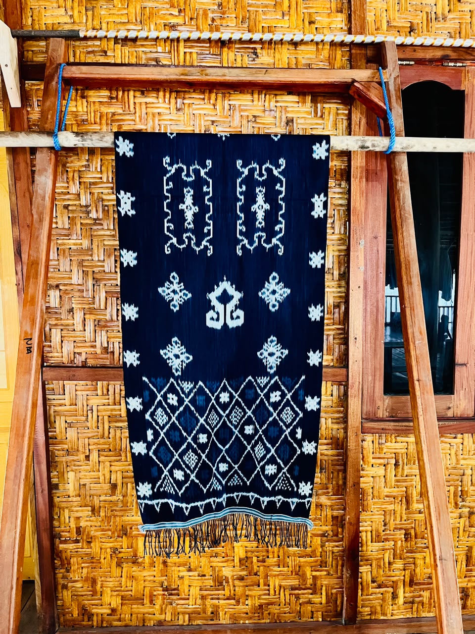 Kain Kawuru Motif Patola Kamba dan Mamuli